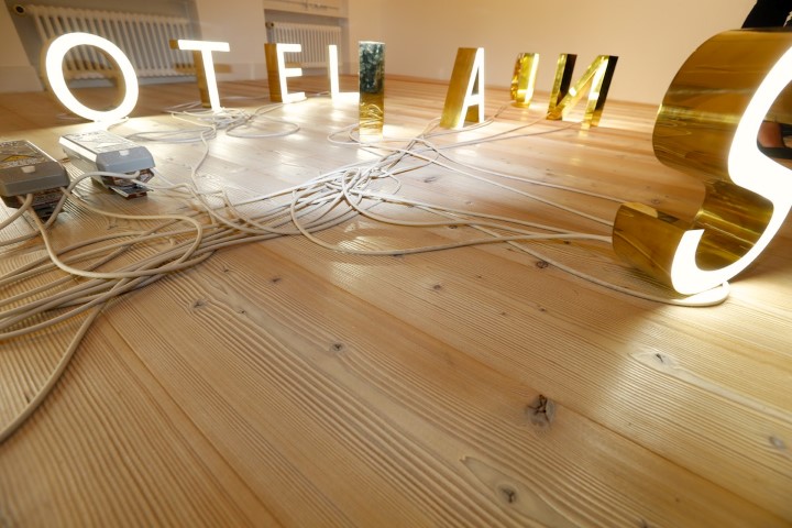 Vue de l'exposition "Sophie Bouvier Ausländer. Hotel Ausland" - photo © Michel Barraz, tous droits réservés Musée d'art de Pully