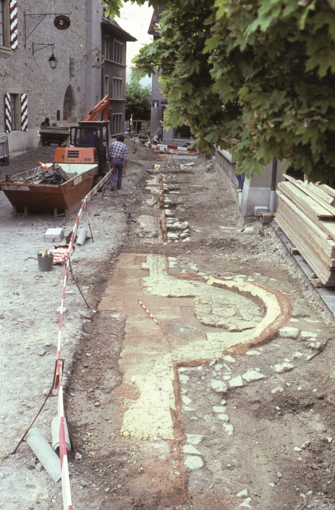 Antiquité romaine (Ier au IIIème siècle) - Moitié ouest du bassin monumental durant la fouille, Avenue du Prieuré, 1971, photo Archéologie Cantonale Vaudoise. Source : MAY CASTELLA C. (dir.), La villa romaine du Prieuré à Pully et ses peintures murales, Lausanne : Cahiers d’archéologie romande, 2013, p. 66, fig. 42.
