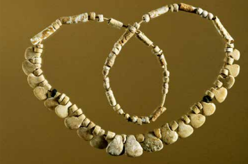 Période néolithique (env. 4'000 à 3'700 av J.-C.) - Collier de perles en jayet et calcaire, Nécropole de Pully Chamblandes, Néolithique moyen, 4300-4000 av. J.-C. Source : GALLAY A. (dir.), Des Alpes au Léman, Gollion : Infolio, 2006, p. 152.